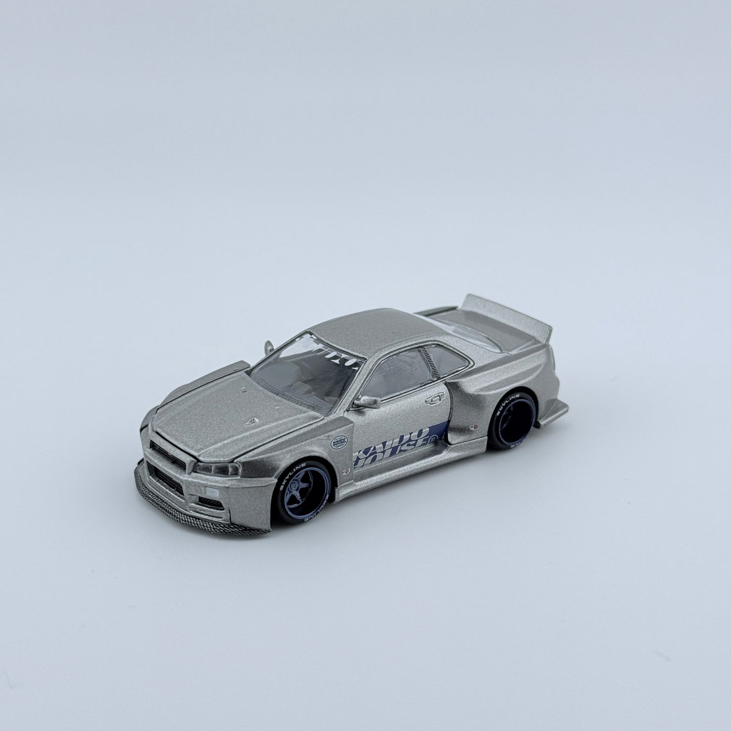 Kaido House x Mini GT Nissan Skyline GT-R (R34) Kaido Works SHINJUKU V1